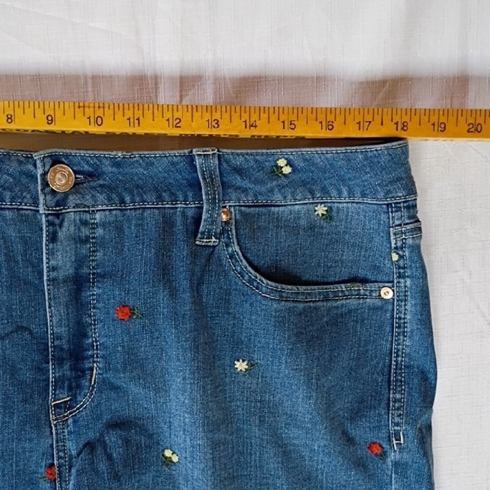 Seven7 Women's Denim Shorts with Floral Embroidery Size 16 - Picture 7 of 9
